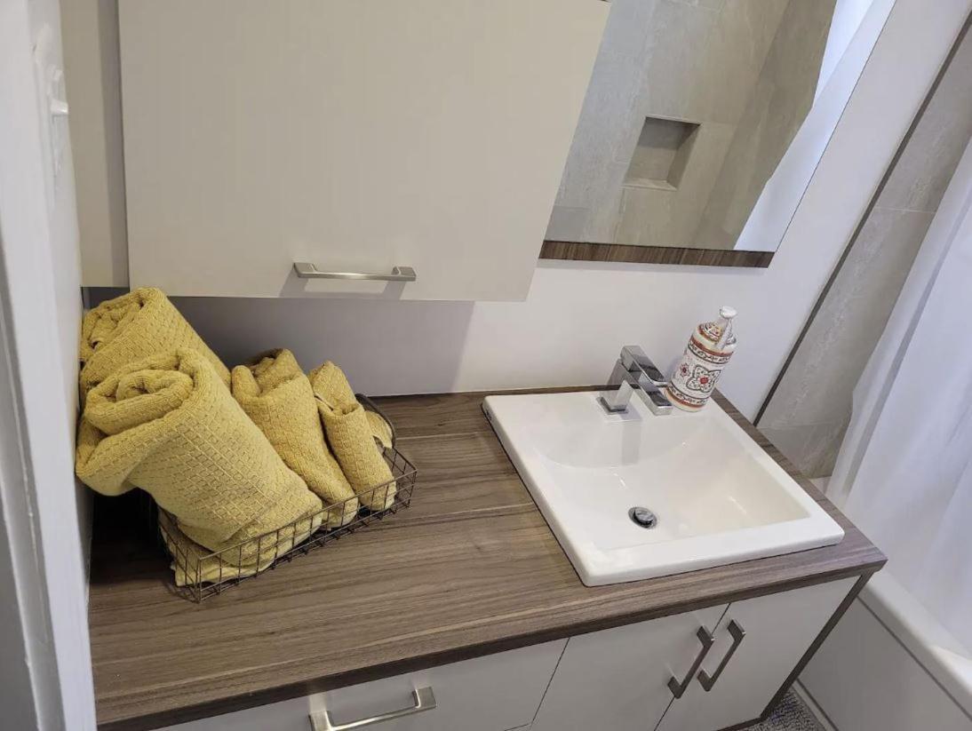 Free Parking, Beautiful 4 1/2- 2 Bedroom Apartment Монреаль Экстерьер фото